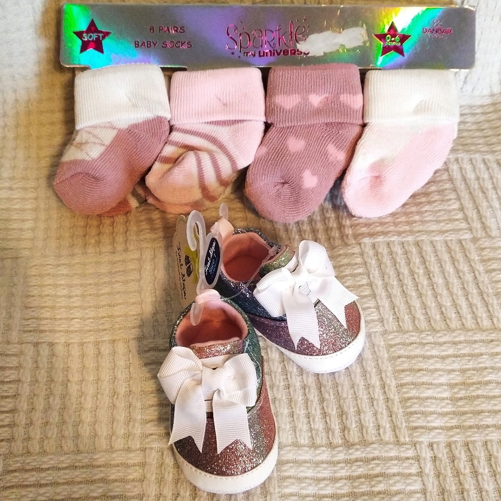 Baby girl socks (8 pairs) and baby girl tennishoes